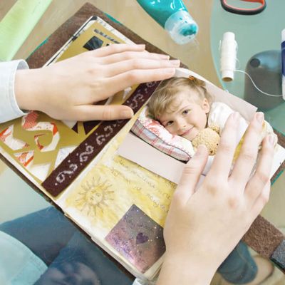 Livro de scrapbooking com fotos impressas