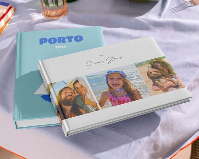 Álbum de fotos personalizado com recordações de viagens e fotos das férias.