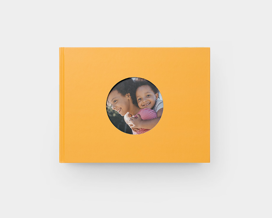 Livro de fotografias com janela circular