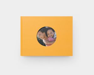 Livro de fotografias com janela circular