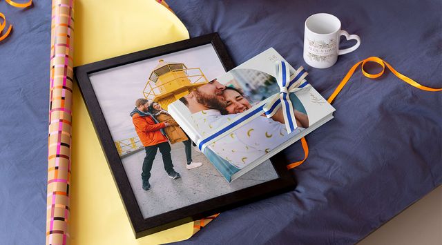 Prendas de aniversário personalizadas da Hofmann: álbum de fotografias, caneca com asa em forma de coração e tela emoldurada.
