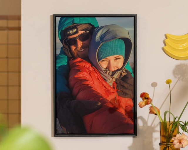 Uma foto de um casal emoldurada e pendurada na parede.
