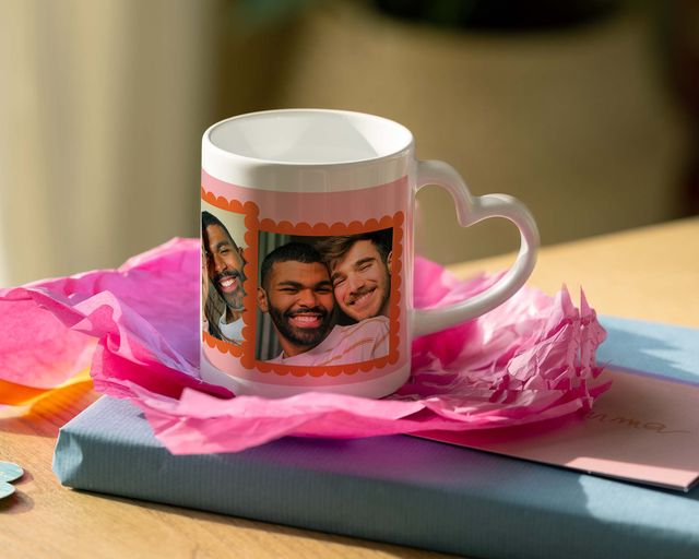 Uma caneca personalizada com asa em forma de coração e com fotos de um casal.