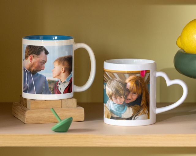 Apresentação de canecas com fotos da família