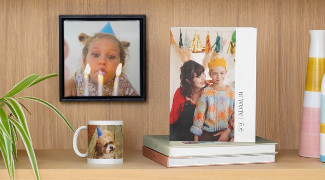 Uma seleção de álbuns de fotos, decorações de parede e presentes