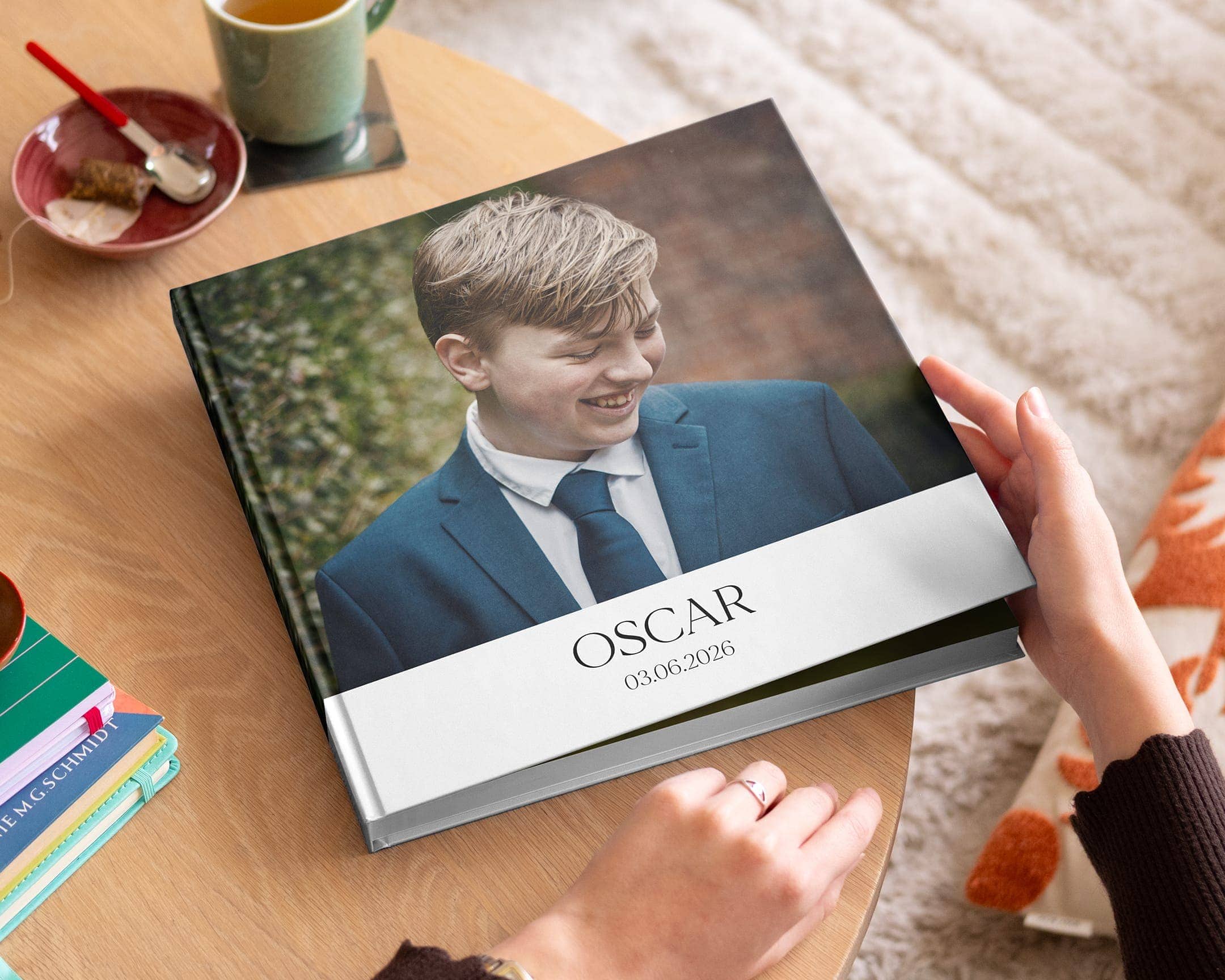 Livro de fotografias aberto para a primeira eucaristia com imagens de crianças