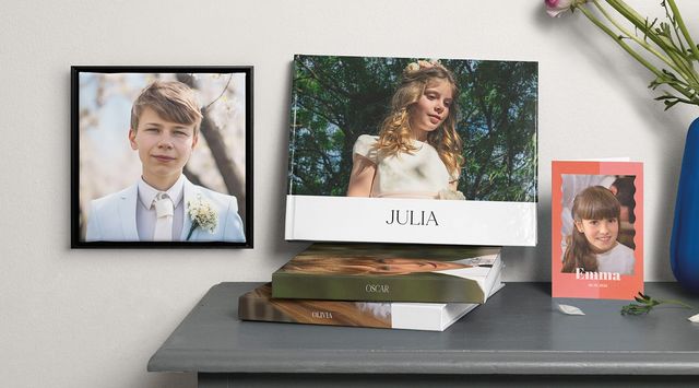 Uma seleção de cartões em exibição, pequenos álbuns de fotos e decorações de parede