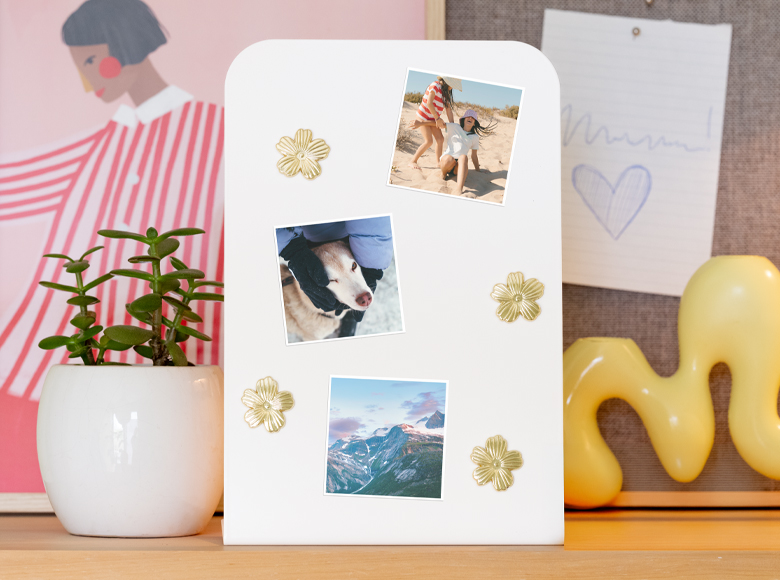 Três ímanes personalizados numa superfície magnética