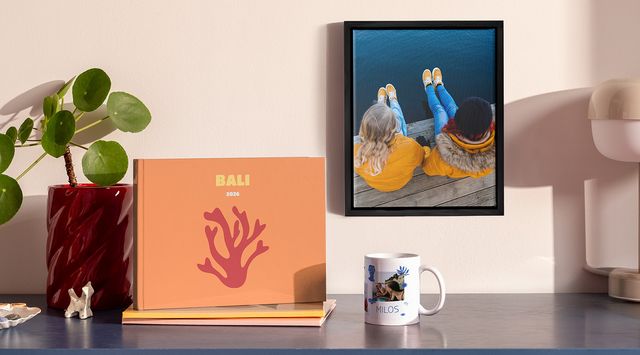 Produtos fotográficos personalizados da Hofmann: álbum de fotografias, decoração de parede emoldurada e uma caneca.