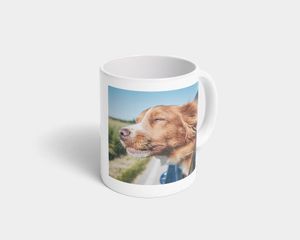 Uma caneca com a foto de um cão