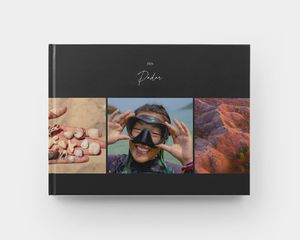 Um álbum de fotografias de capa dura em formato paisagem, fechado, com imagens de verão na capa