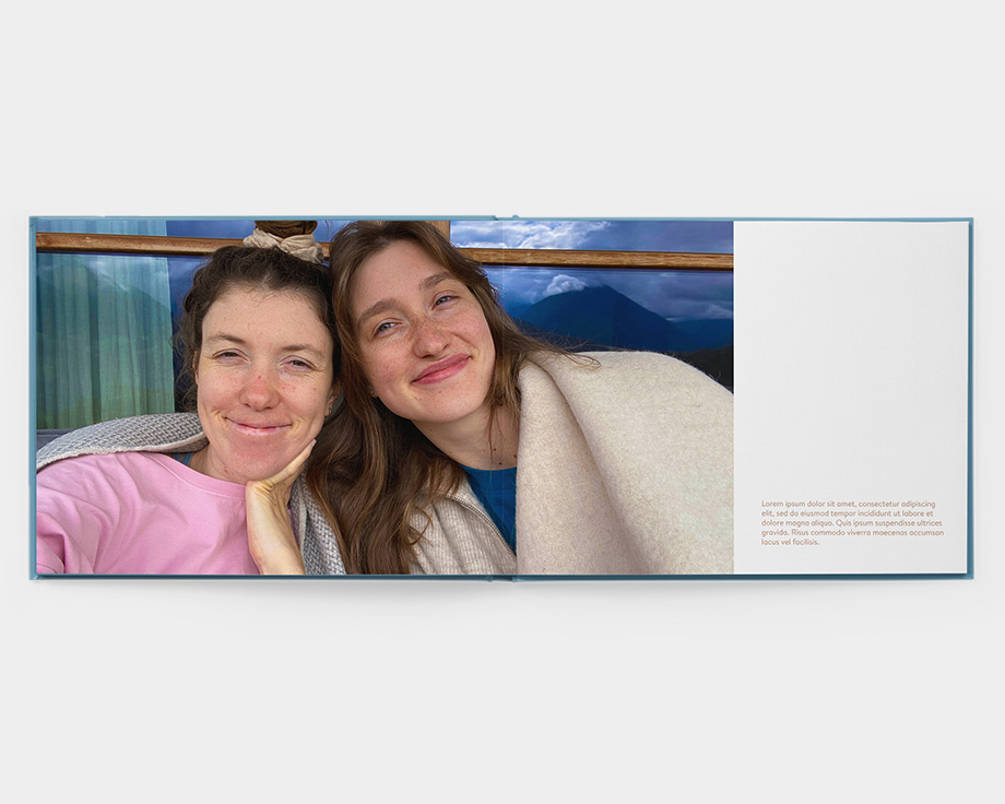 Um álbum de fotos paisagem aberta com uma foto de duas mulheres a sorrir