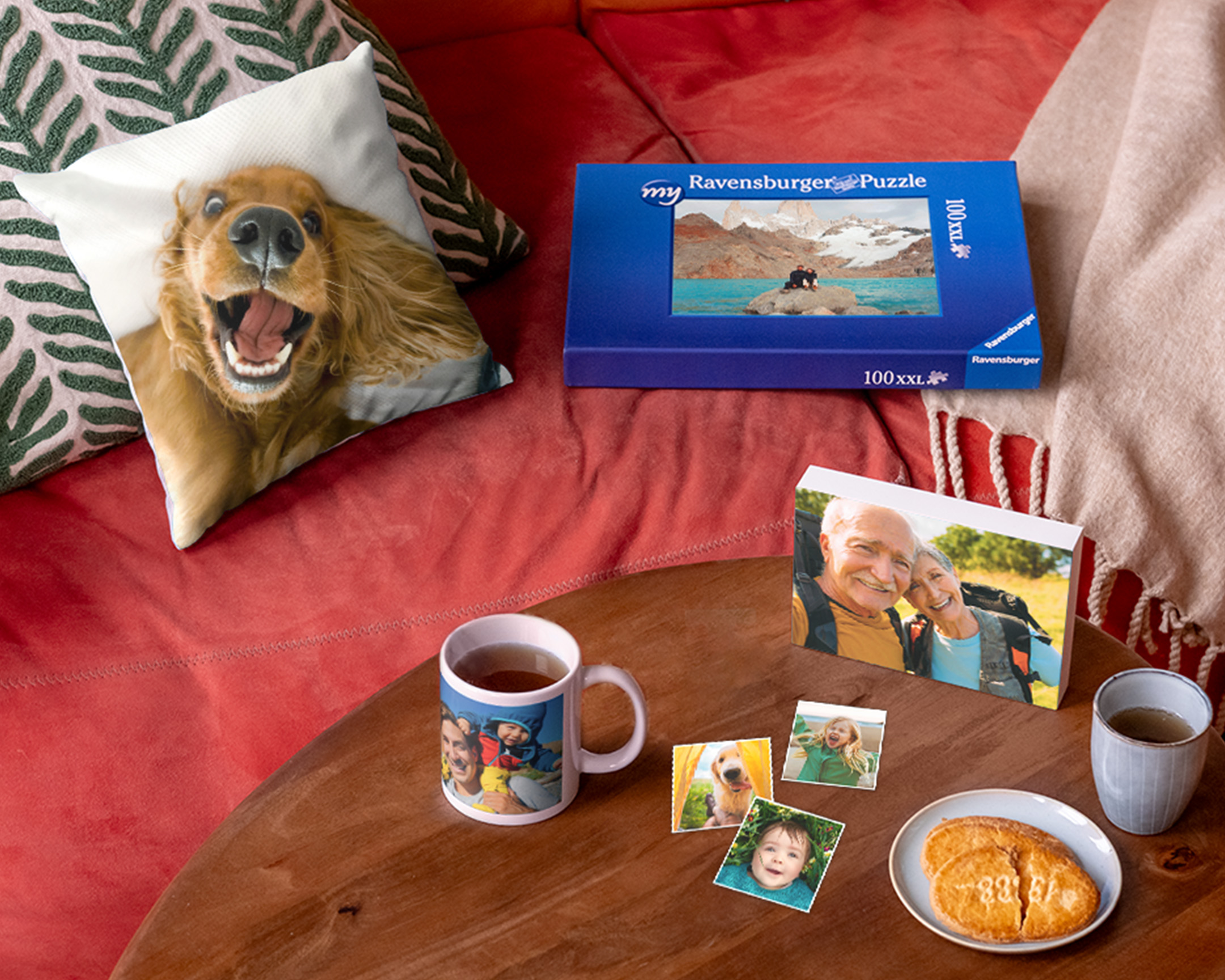 Sala de estar com várias prendas de fotos personalizadas