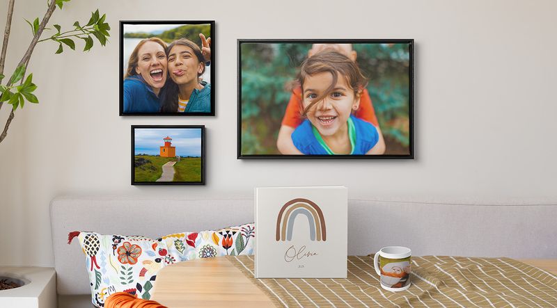 Sala com decoração de parede, álbum de fotos e caneca