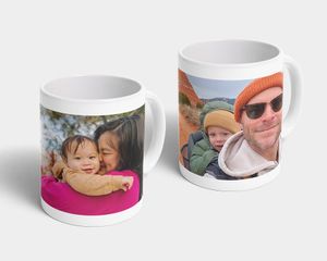 Duas canecas com fotos de famílias