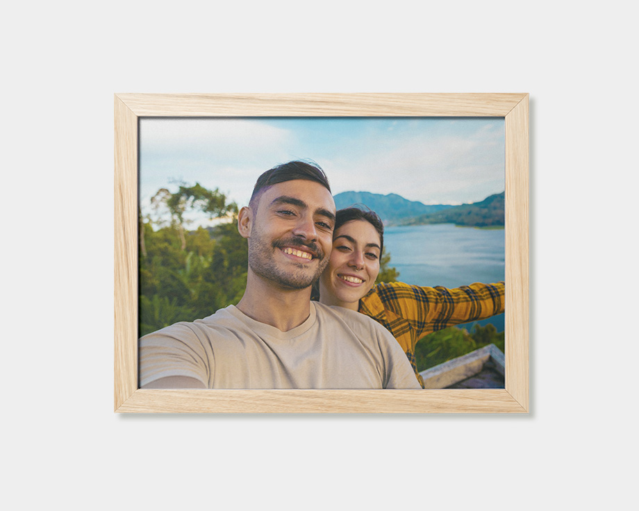 Póster emoldurado com uma selfie de um casal num miradouro