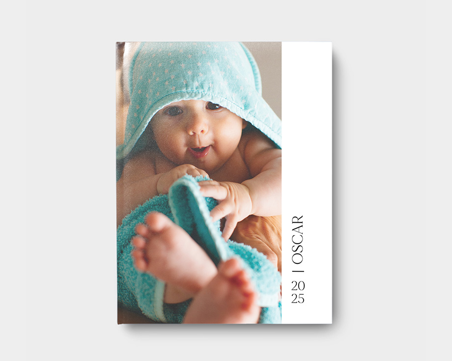 Álbum de fotos com janela recortada na capa amarela