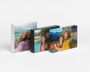 Três blocos de fotos com selfies de um casal em viagem