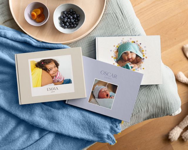 Álbuns de fotos personalizados para bebés, com fotografias do bebé nas capas.