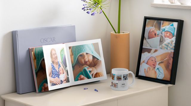 Crie presentes personalizados para bebé com livros de fotografias e decoração de parede.