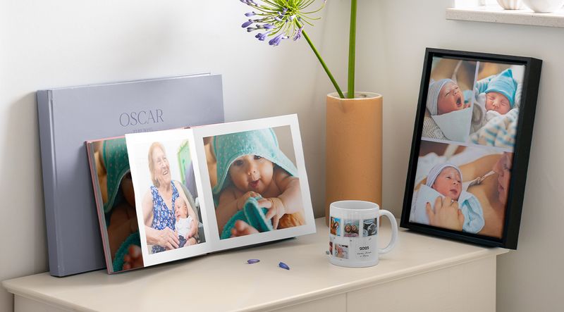 Crie presentes personalizados para bebé com livros de fotografias e decoração de parede.