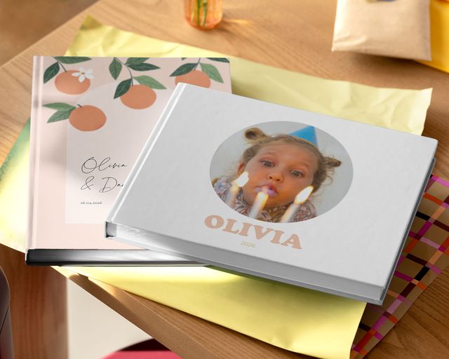 Uma mesa com alguns álbuns de fotos.