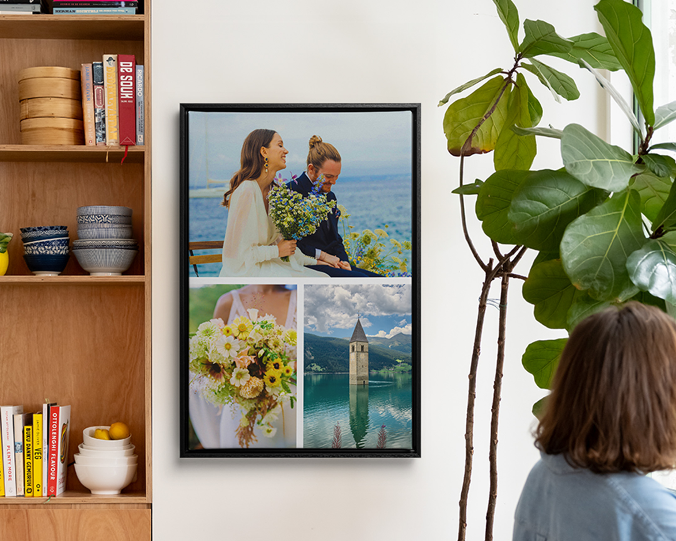 Uma decoração de parede emoldurada com três fotografias de casamento.