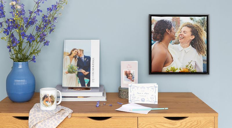 Uma coleção de produtos personalizados para casamentos, incluindo álbuns de fotos, postais fotográficos e decorações de parede.