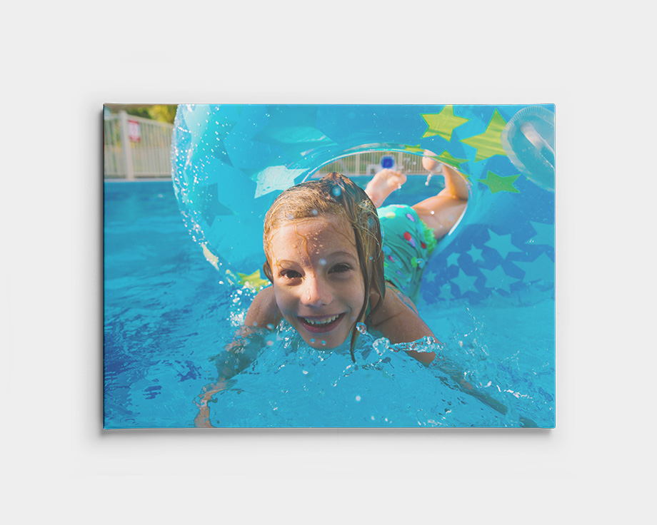 Impressão em tela de uma criança a nadar na piscina.