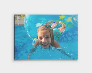 Impressão em tela de uma criança a nadar na piscina.
