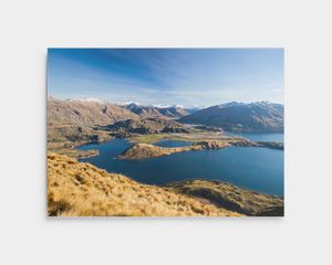 Impressão em alumínio de uma paisagem montanhosa e um lago.