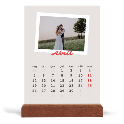 Calendário de mesa com suporte em madeira - vertical  — Assinado a carmim [Abril]