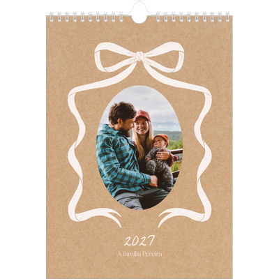 Calendário fotográfico A4 — Papel kraft e laço [capa]