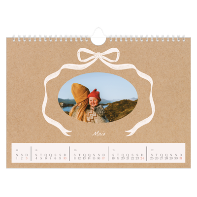 Calendário A4 horizontal — Papel kraft e laço [capa]