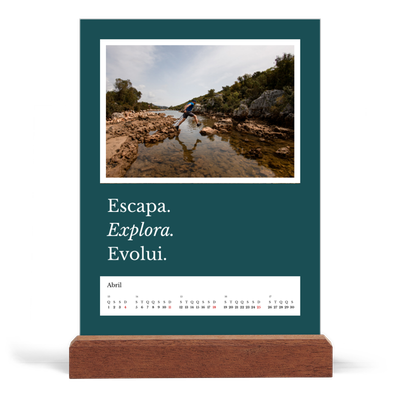 Calendário de mesa com suporte em madeira - vertical  — Terra editorial [Abril]