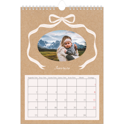 Calendário fotográfico A4 — Papel kraft e laço [Fevereiro]