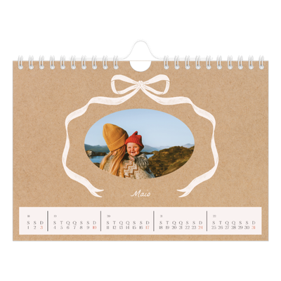 Calendário A5 horizontal — Papel kraft e laço [capa]