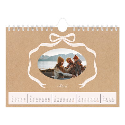 Calendário A5 horizontal — Papel kraft e laço [Abril]