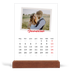 Calendário de mesa com suporte em madeira - vertical  — Assinado a carmim [Janeiro]