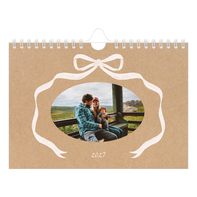 Calendário A5 horizontal — Papel kraft e laço [capa]