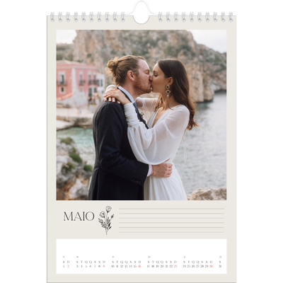 Calendário fotográfico A4 — Iniciais em flor [Maio]
