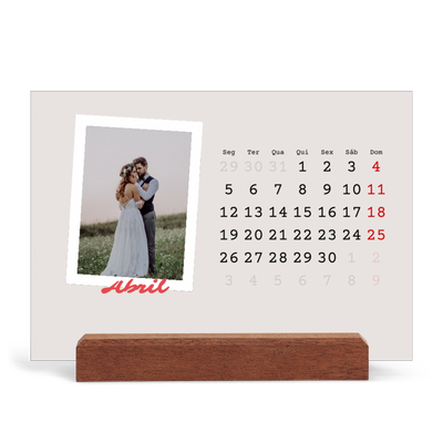 Calendário de mesa com suporte em madeira - horizontal  — Assinado a carmim [Abril]