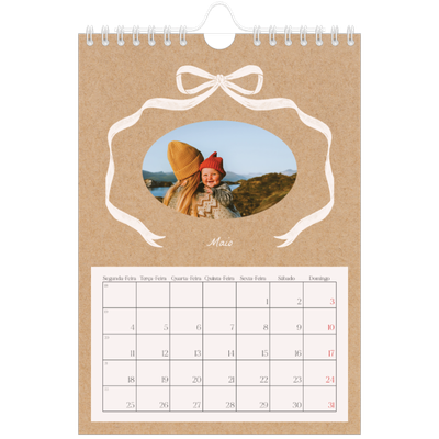 Calendário A5 — Papel kraft e laço [capa]