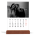 Calendário de mesa com suporte em madeira - vertical  — Escrita elegante [capa]