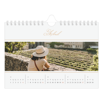 Calendário A5 horizontal — Faixa de script dourada [Abril]