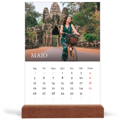 Calendário de mesa com suporte em madeira - vertical  — Serifa simples [capa]
